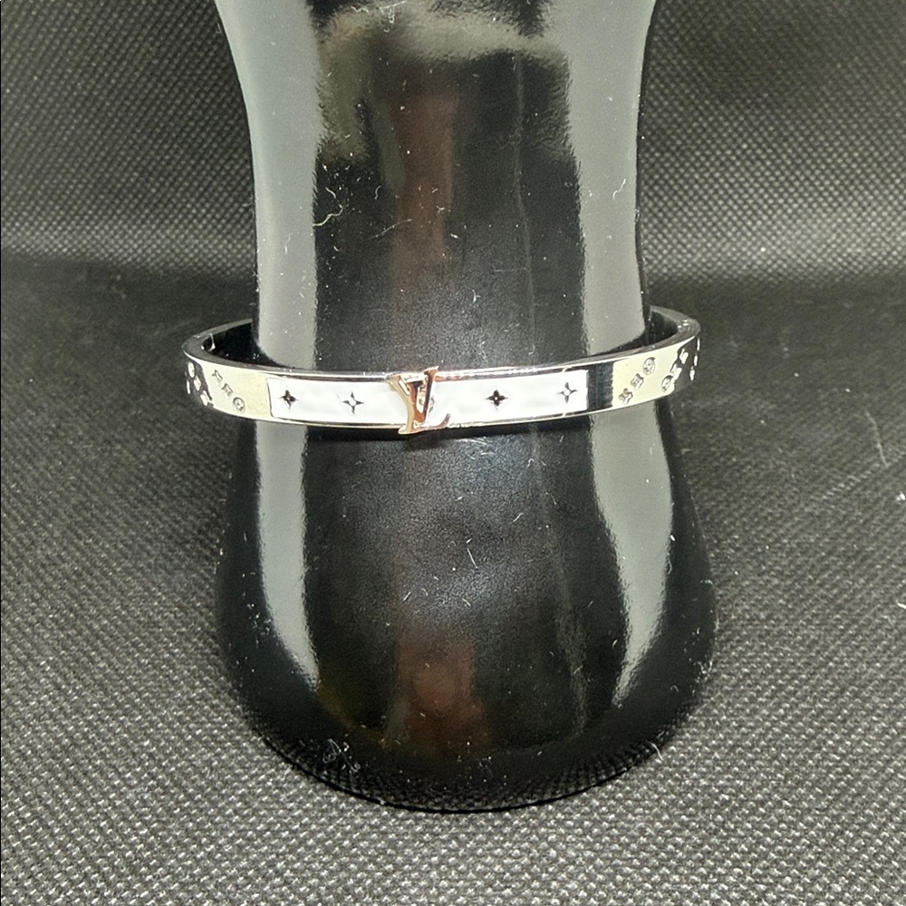 ✅ PRICE  IS FIRM ✅ Fashion Silver Bracelet with Logo and Star Accents